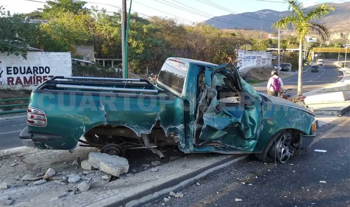 Veloz conductor volcó y abandonó su unidad