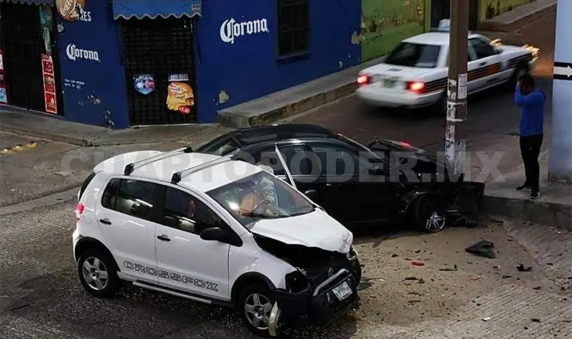 Camioneta y sedán chocan sobre un cruce de calles