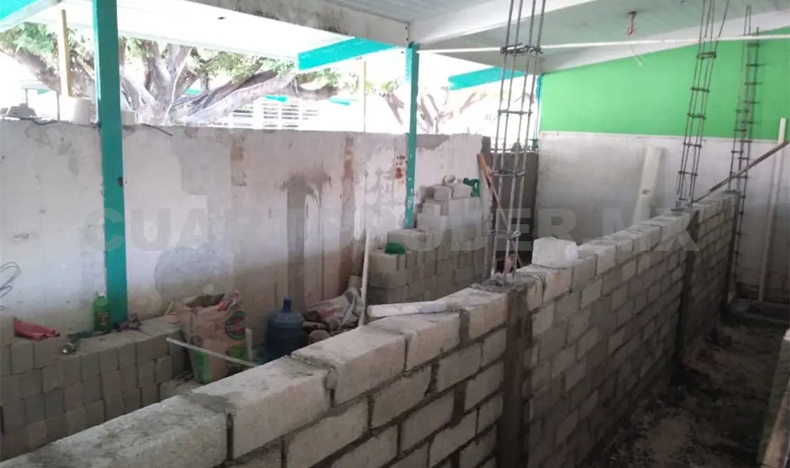 Dejan obra abandonada en escuela de la capital