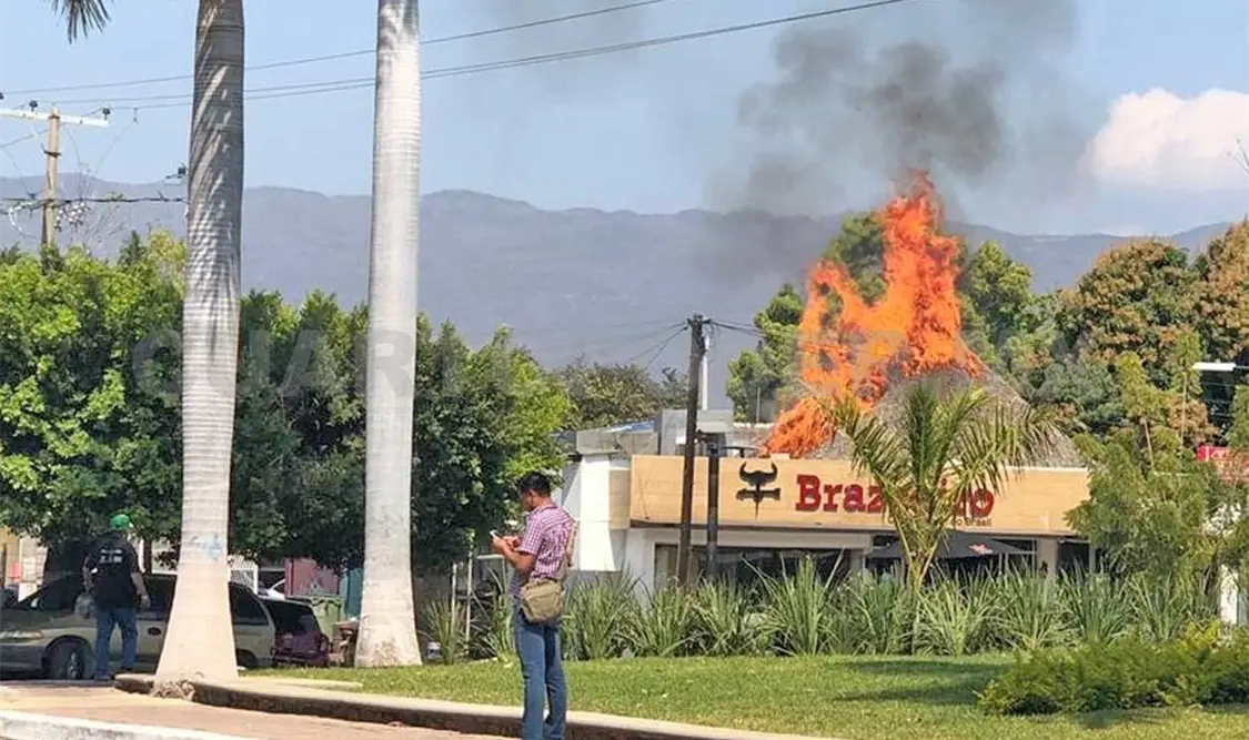 Arde palapa del restaurante Brazeiro en la Moctezuma