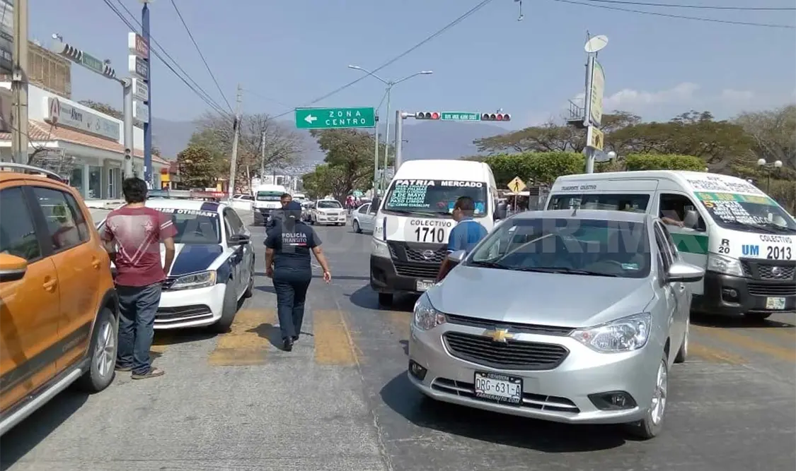 Colectivo impacta contra particular en el Centro