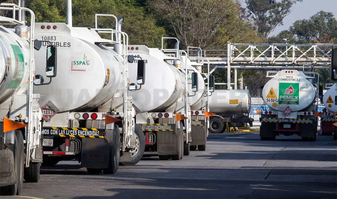 Investigan a tres funcionarios de Pemex por estafa