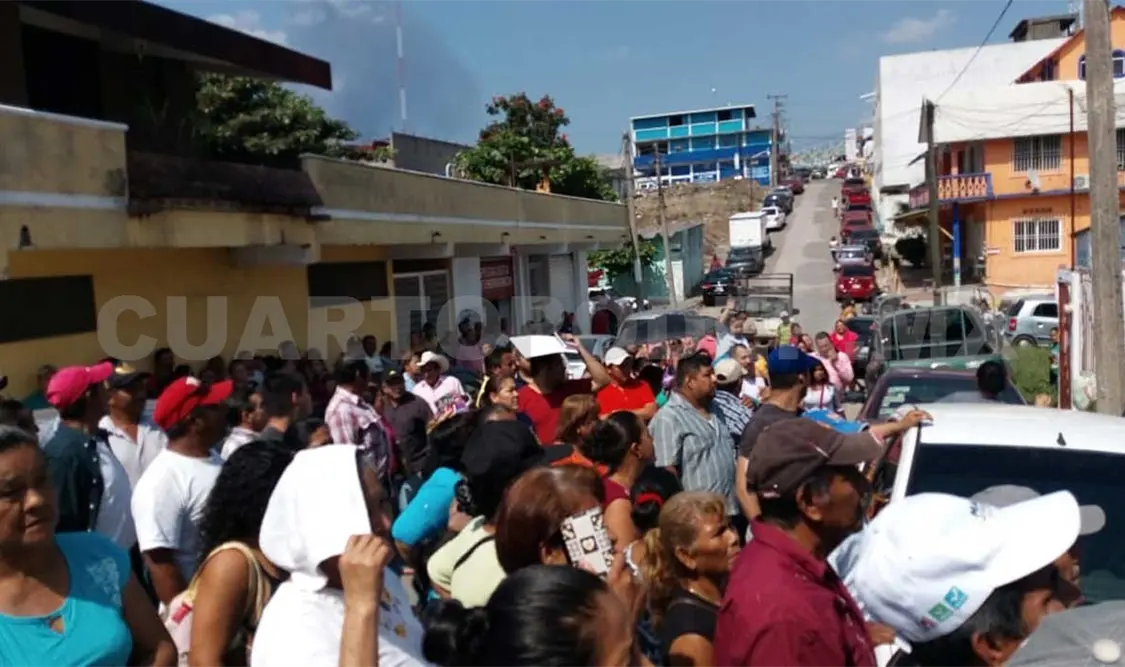 Movimiento Popular toma oficinas de CFE