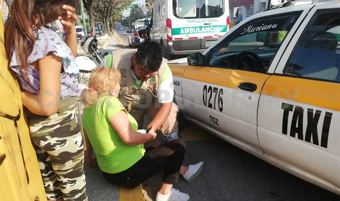 Taxista realiza una mala maniobra y es chocado