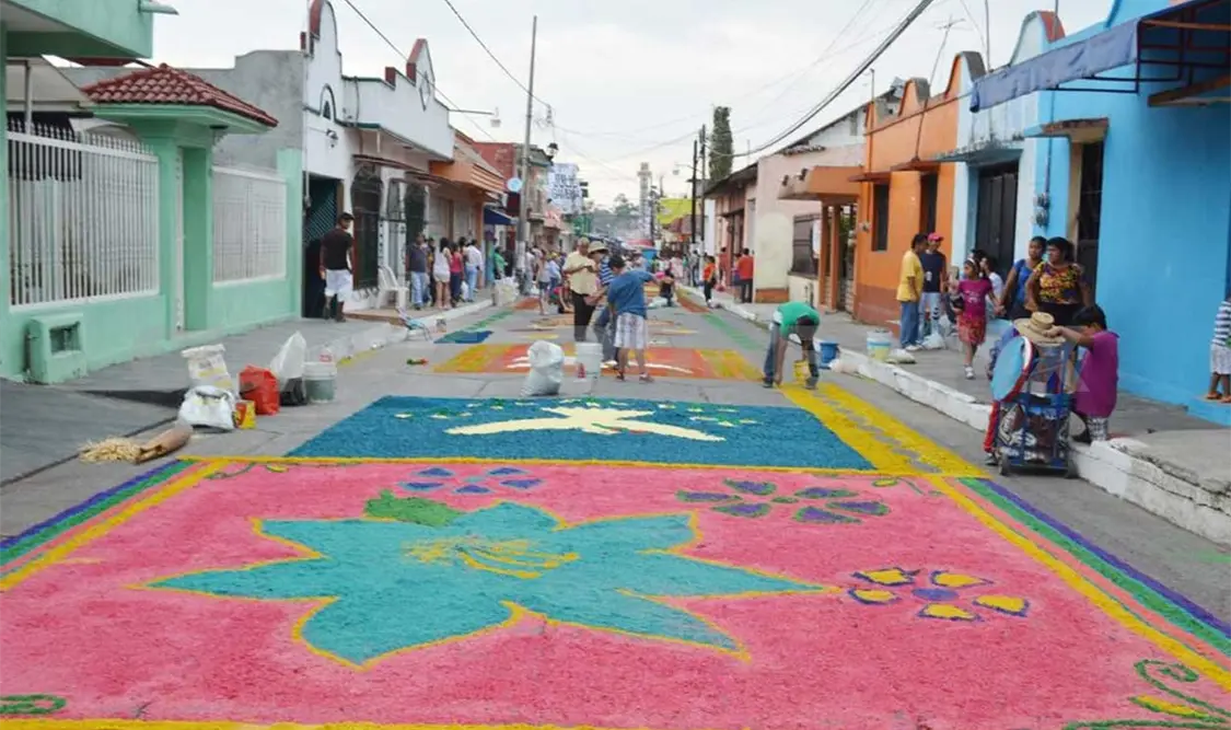 Celebran tradición de tapetes florales