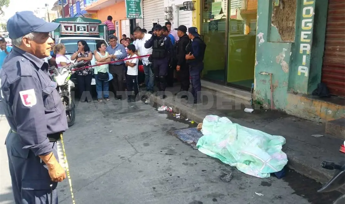 Hombre es sorprendido por la muerte en la vía pública