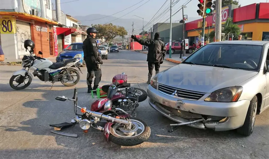 Niños faltan a clases; los embistió un auto
