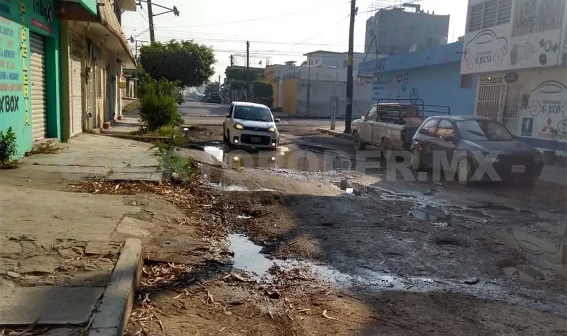 Una de las afectaciones es el agua estancada sobre la 11 sur y séptima oriente de la capital. Lizbeth Leyte / CP