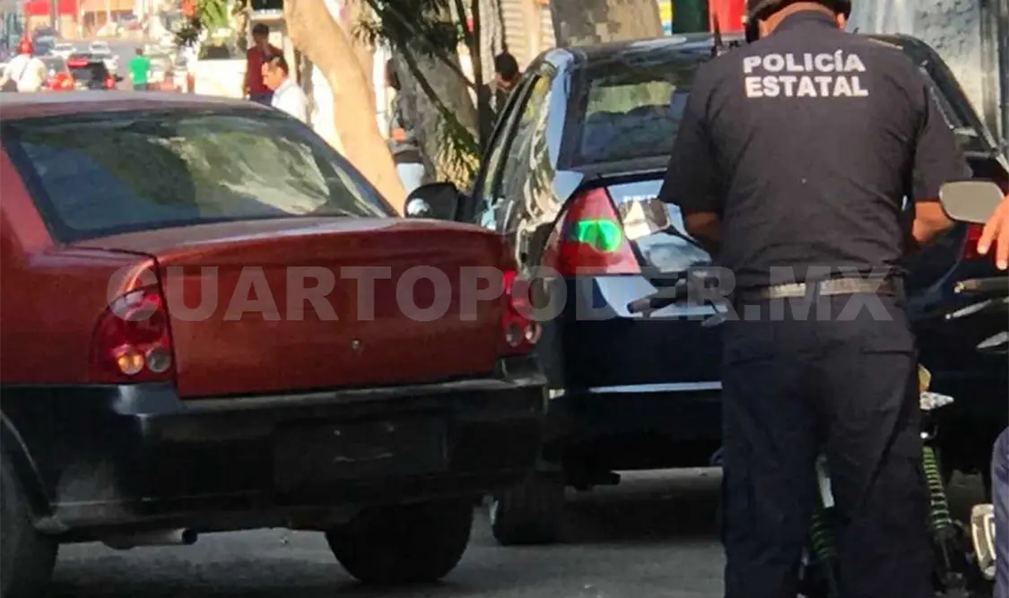 Policías dejaron ir al automovilista que no llevaba placas tras dar la famosa “mordida”. Cortesía CP