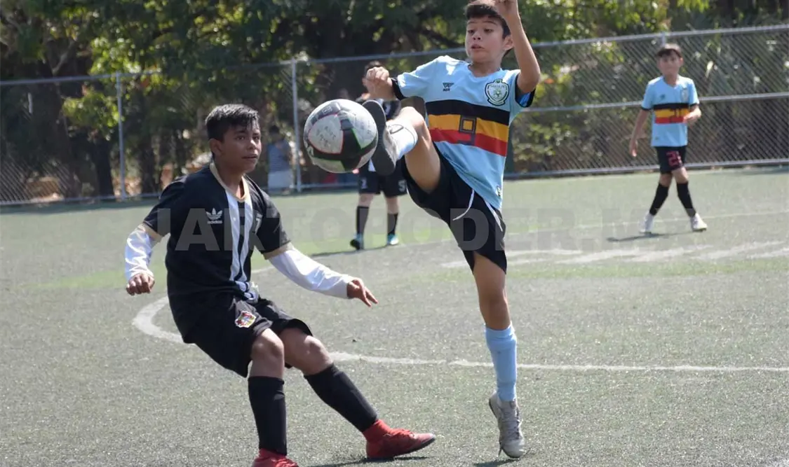 El partido inició en punto de las 12:40 horas y el encuentro fue de alta rivalidad, ya que ambos equipos tuvieron un buen desempeño en el terreno de juego. Guillermo Ramos/CP