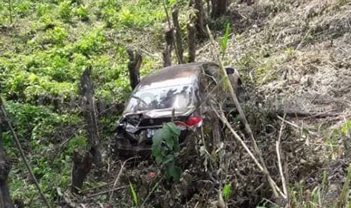 Al tomar conocimiento las autoridades y equipos de rescate, la unidad fue retirada del barranco y la trasladaron a un corralón. CP