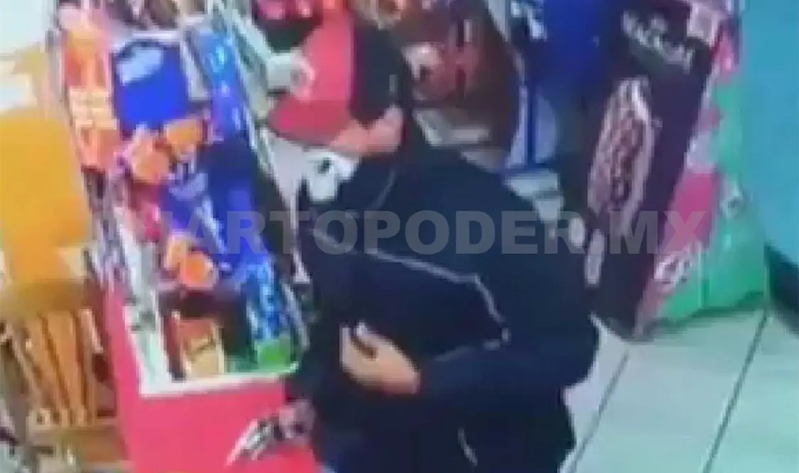 En las cámaras de seguridad se aprecia el momento en que uno de los delincuentes encañona al empleado para hacerse del botín. Flor Cordero / CP