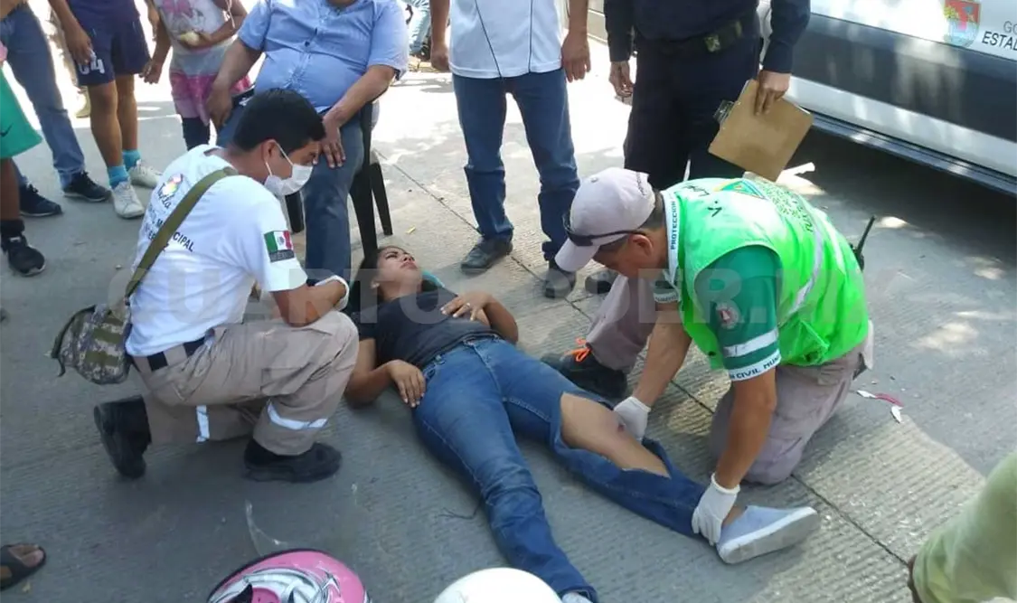 Motociclistas resultan heridos al estrellarse