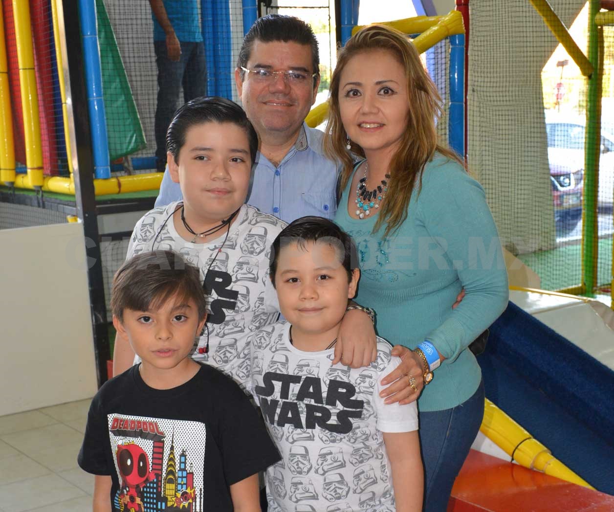 Ángel sopló ocho velitas