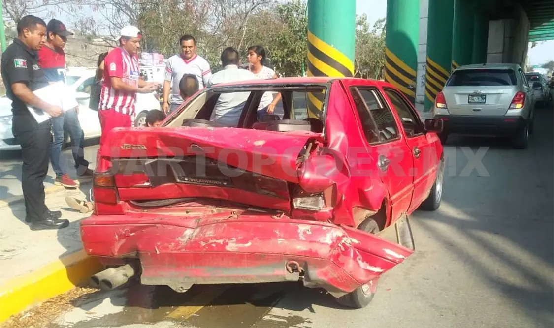 Choque por alcance deja a tres lesionados
