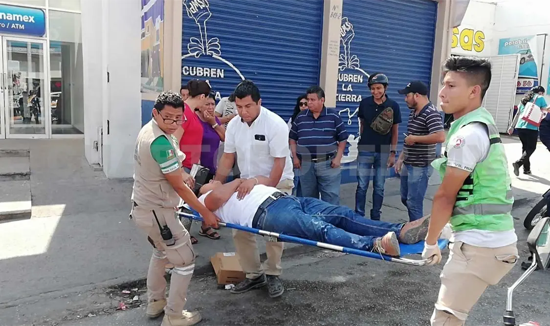 Queda lesionado repartidor por auto que le cerró el paso