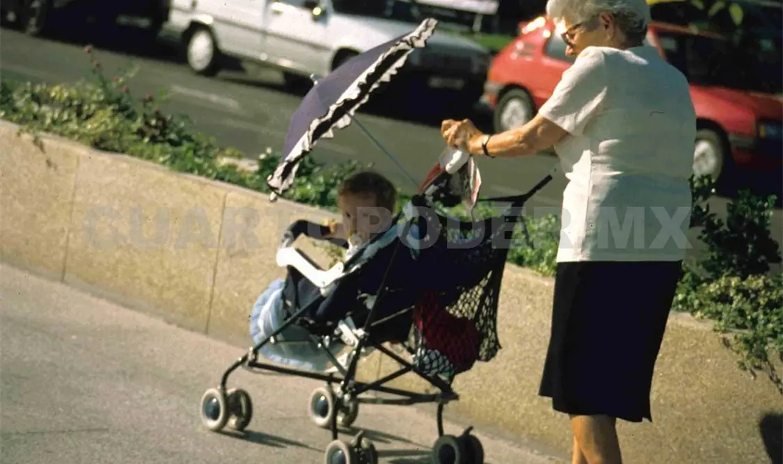 Abren posibilidad de pagar a abuelos que cuiden de sus nietos