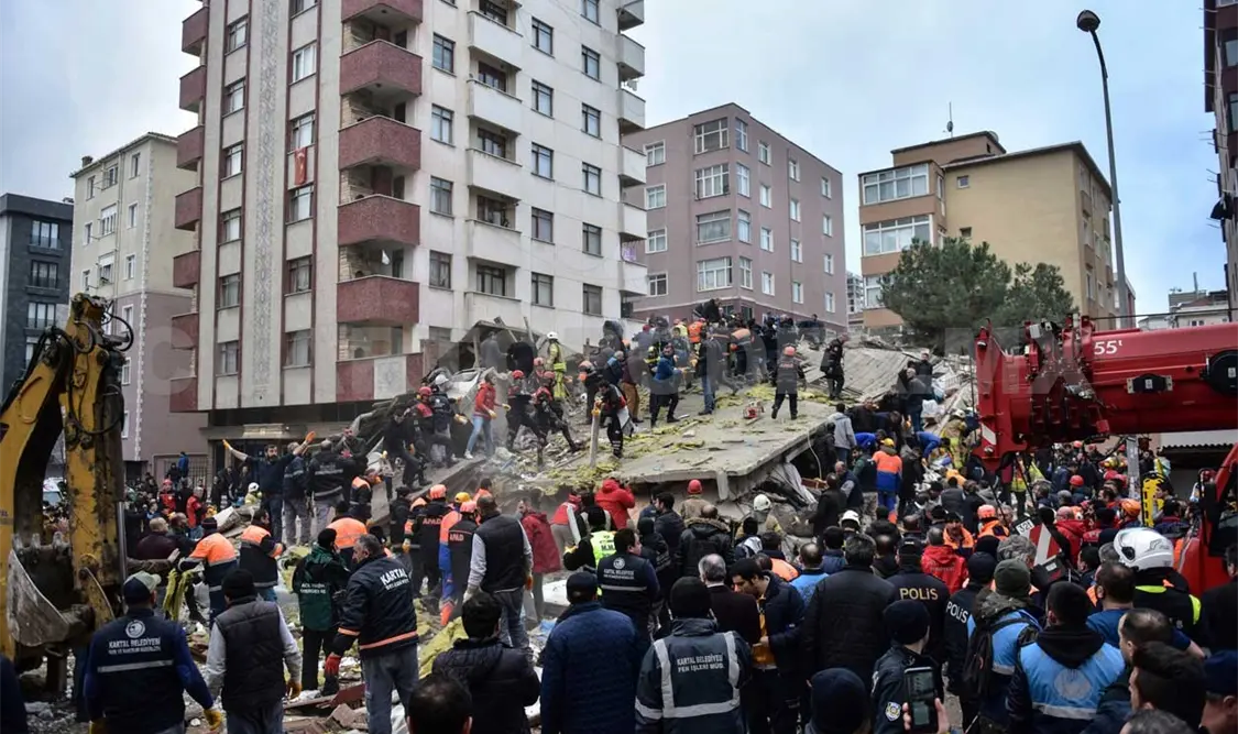 Colapso de edificio deja un muerto y 15 desaparecidos