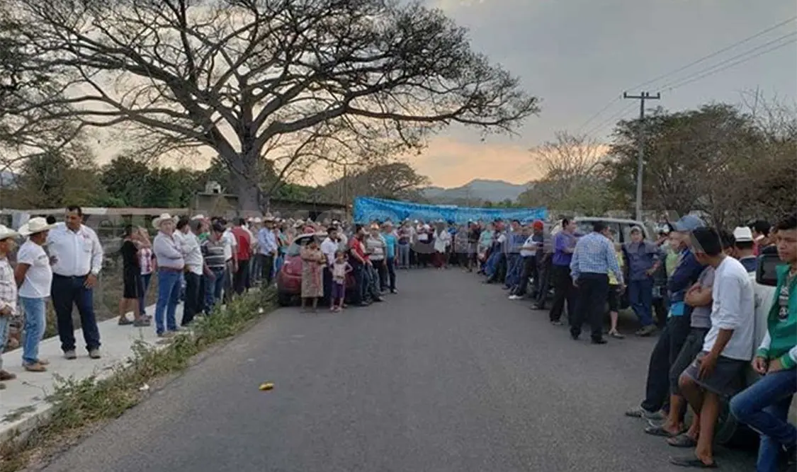 Bloquean carretera para exigir justicia