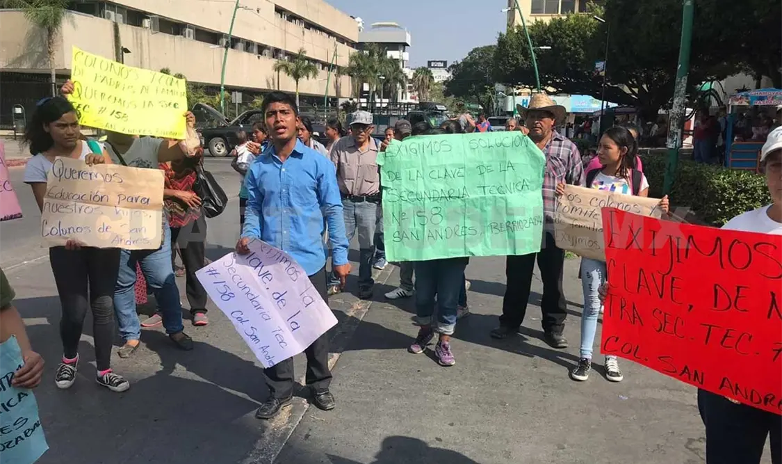 Dejan a escuelas sin recursos por falta de clave