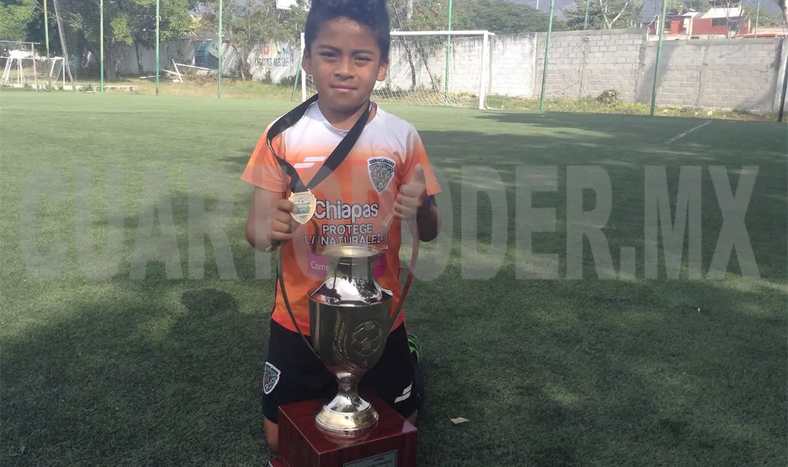 Un medio central aguerrido y con olfato goleador es Matías Gabriel Robledo Marroquí, un niño de 9 años originario de Tuxtla Gutiérrez. Adrián Cisneros/CP