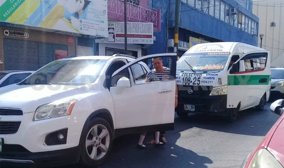 Choque entre un particular y colectivo deja daños