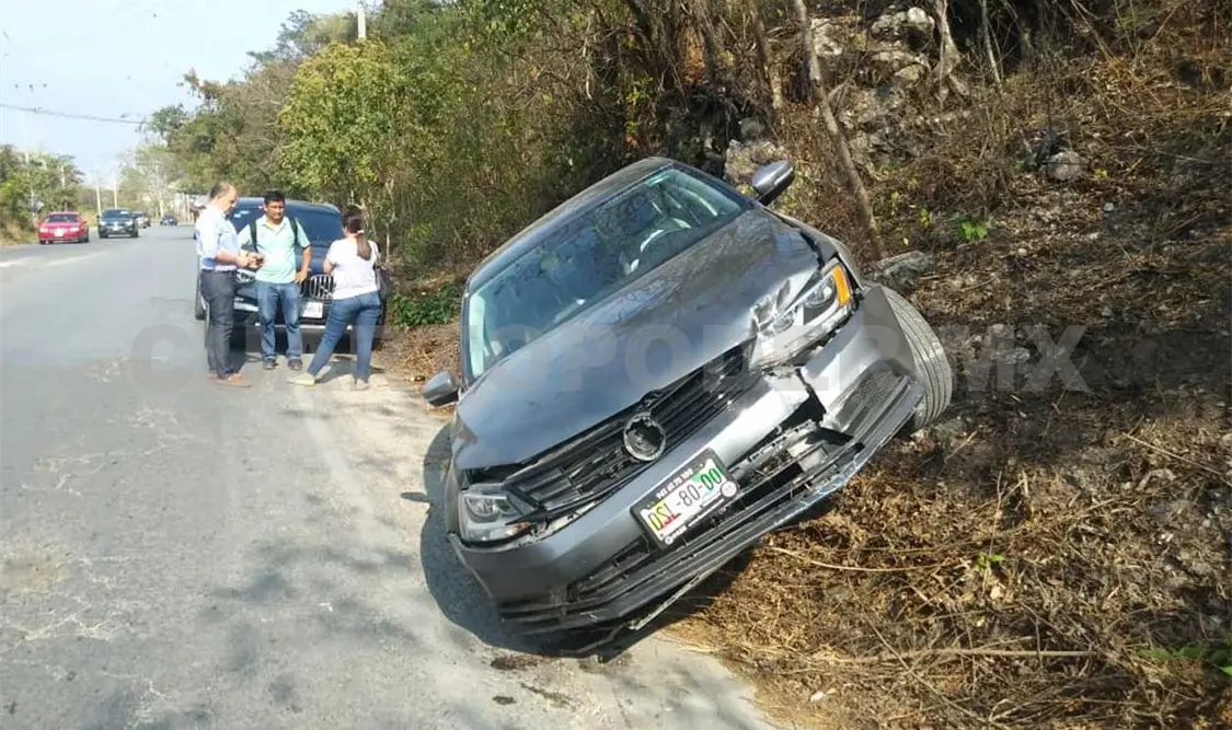 Conductora vuelca su vehículo y resulta ilesa