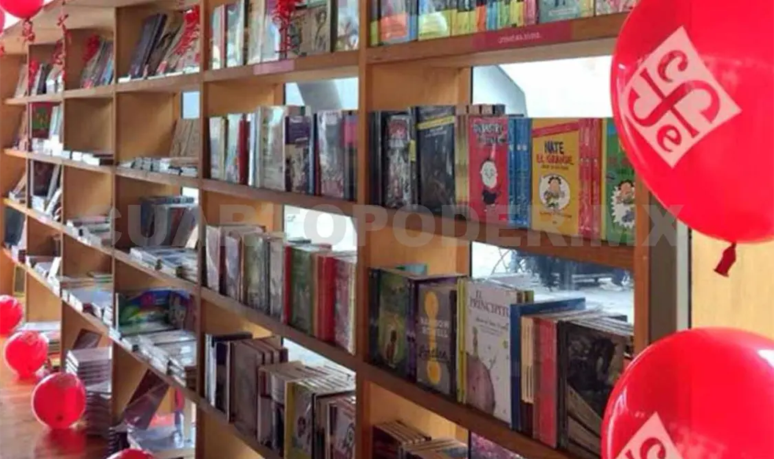 El escritor quiere vender libros en el Fondo de Cultura Económica a 30 pesos. Cortesía