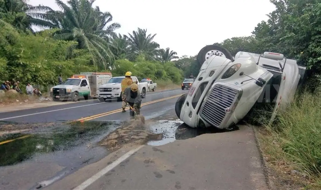 “Coloso” vuelca en el libramiento de Tapachula