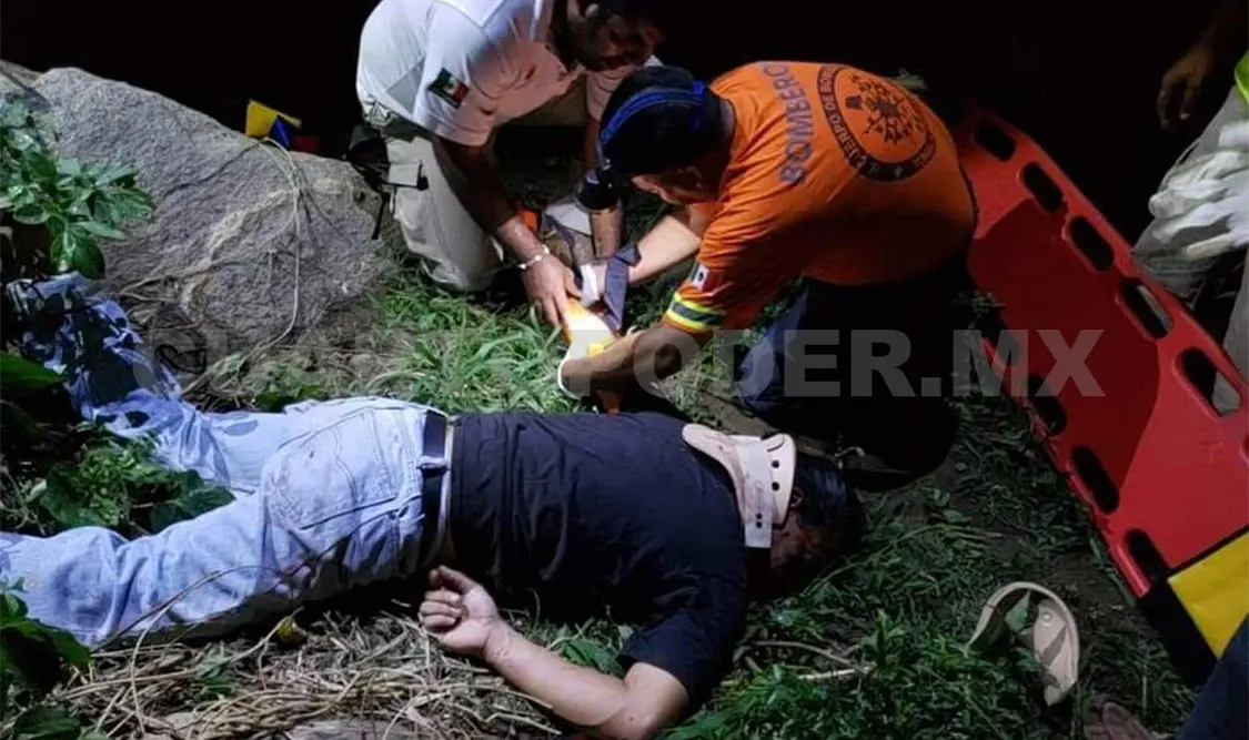 Cae de un puente y termina en el hospital