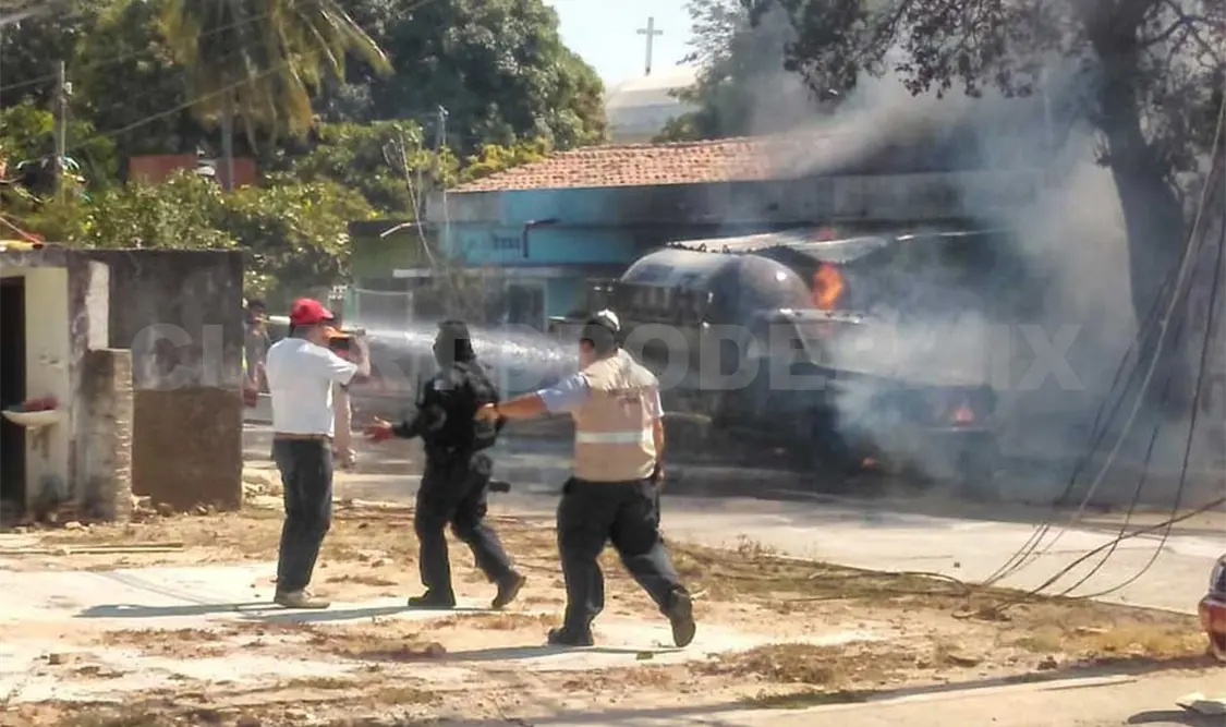 Pipa queda reducida a cenizas al incendiarse