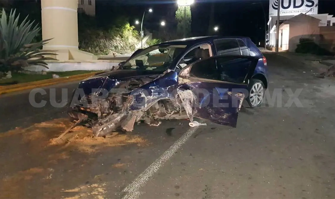 Pierde el control y se estrella en poste