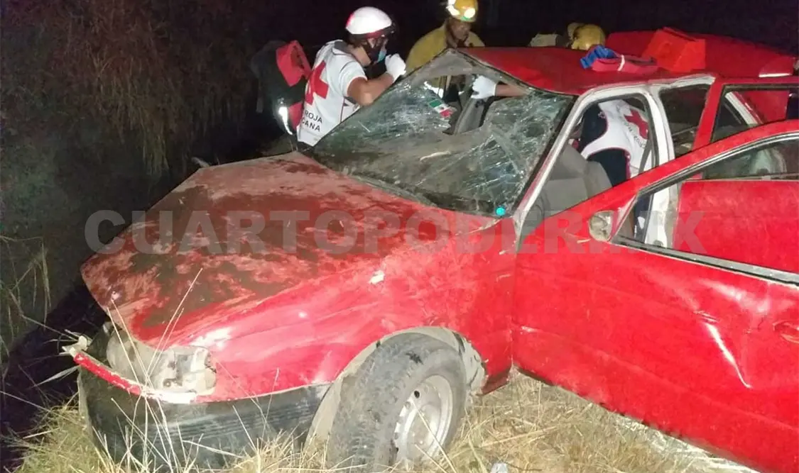 Cuatro lesionados en volcadura de vehículo