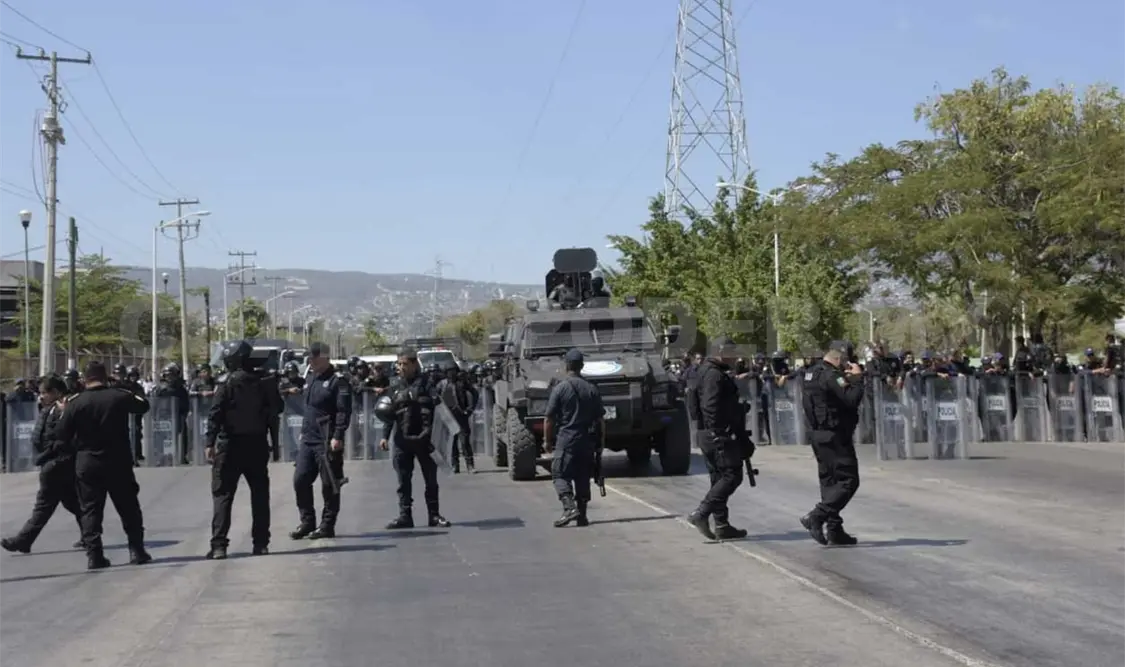 Policías desalojan a docentes y normalistas