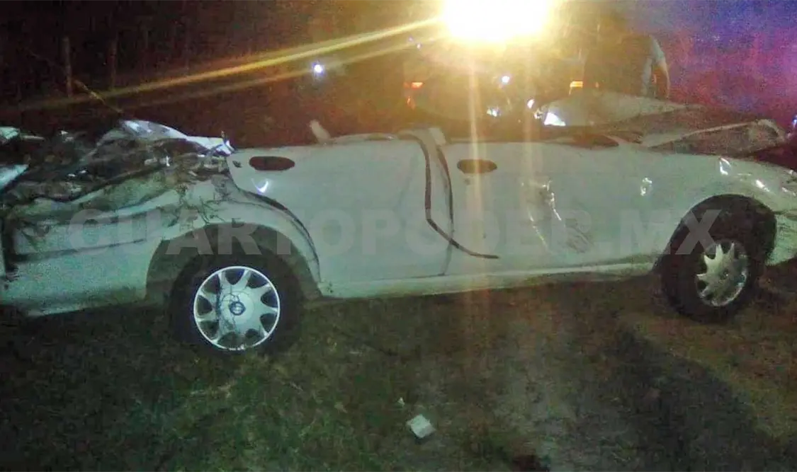 Policía murió al estrellarse en árbol; huía de percance