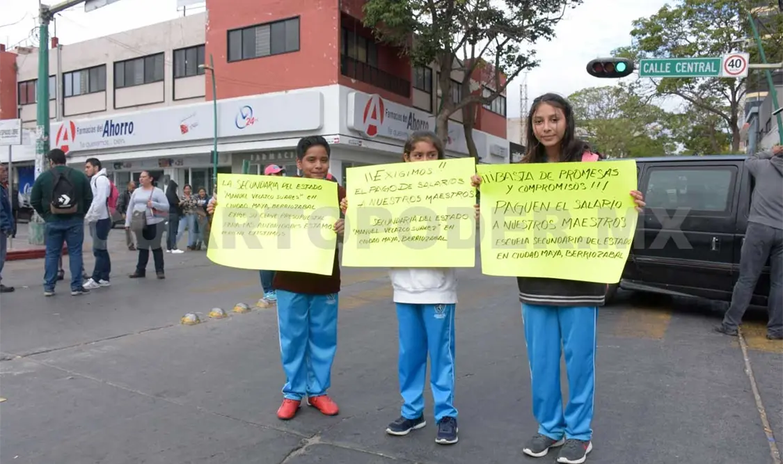 Maestros y alumnos bloquean calles