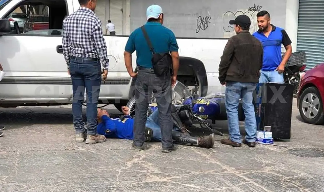 Motociclista se estrella en camioneta y queda herido