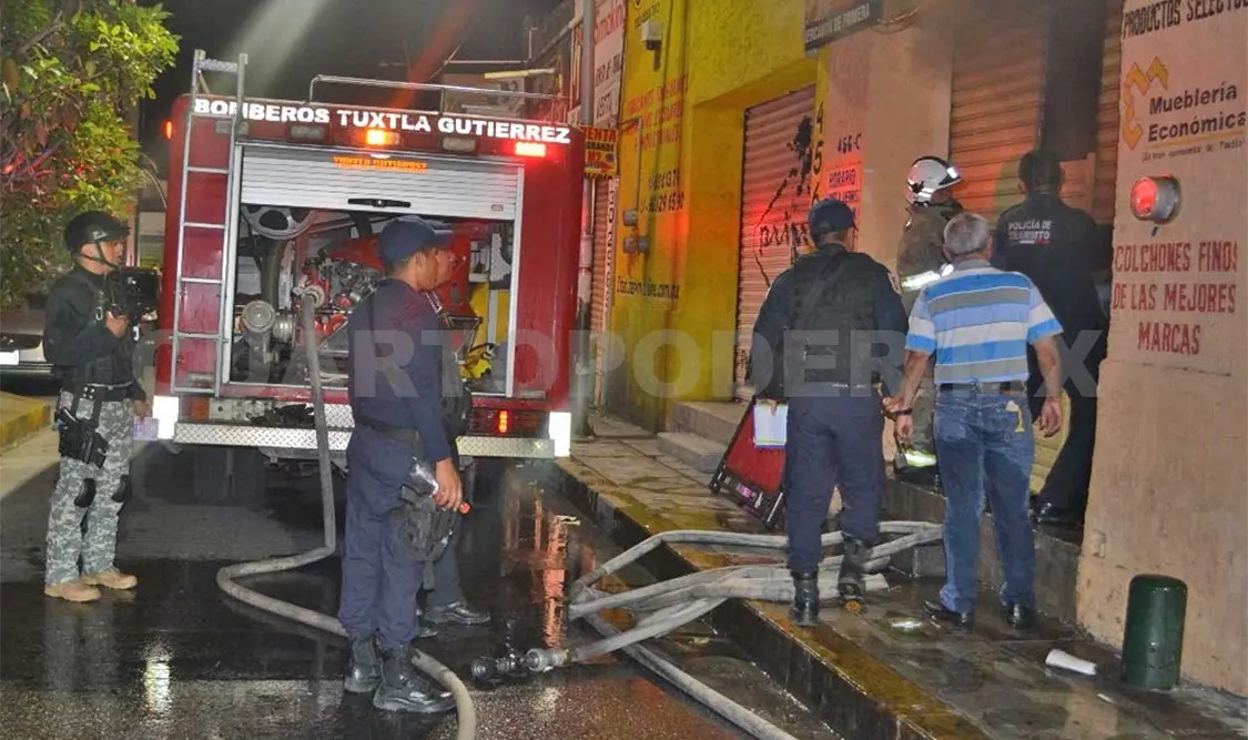 Cortocircuito provocó incendio de mueblería