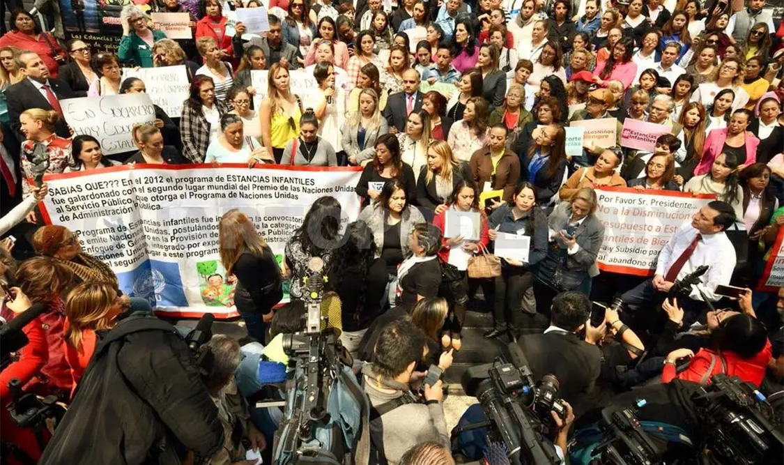 Padres y responsables de estancias se manifiestan en el Senado
