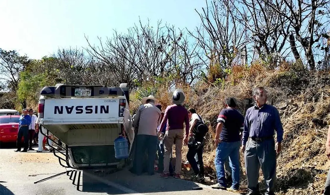 Anciana queda herida en una volcadura