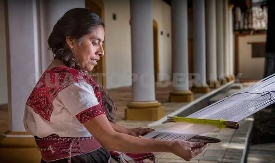 Presentan exposición sobre maestras de la artesanía