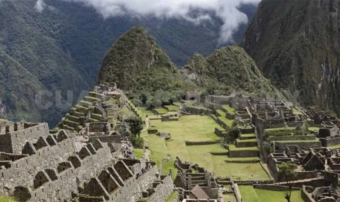 Machu Picchu es una ciudad inca rodeada de templos, andenes y canales de agua. Cortesía