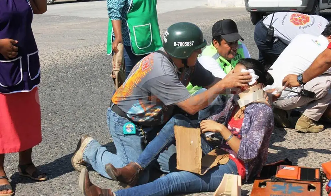 Dos lesionados en choque de motocicleta y camioneta