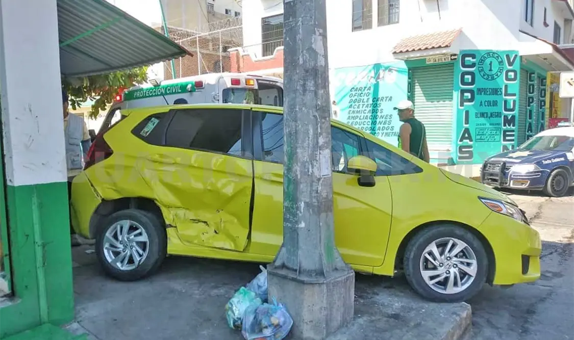Dos lesionadas en fuerte accidente en el centro
