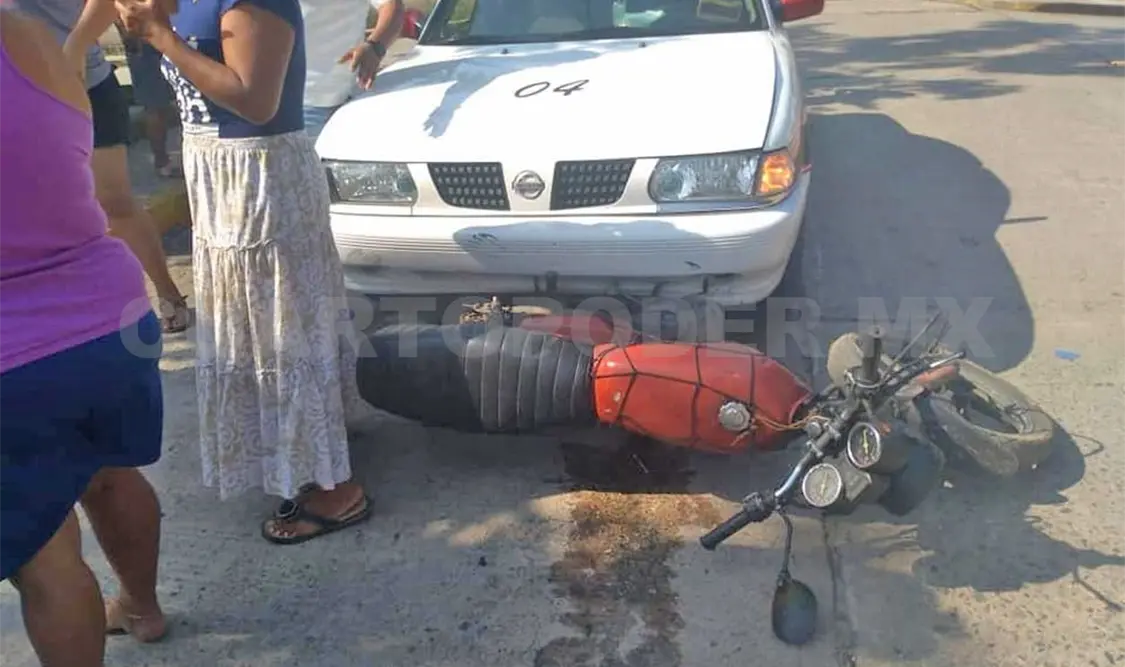 Taxi pirata embiste a pareja de motociclistas