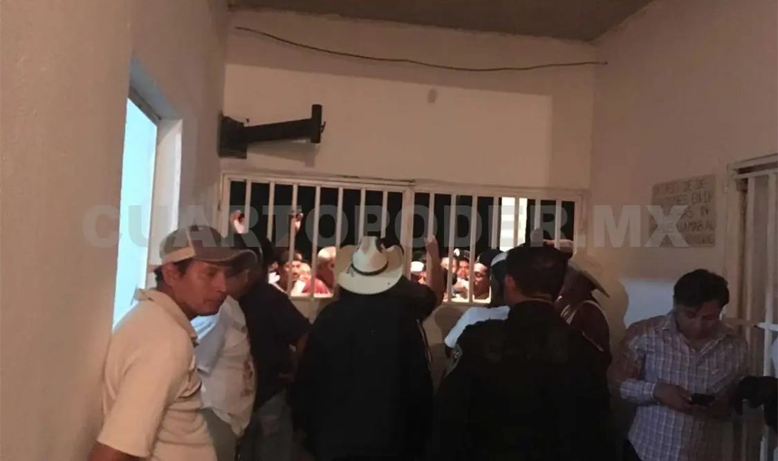 Asesinan a navajazos a joven en riña