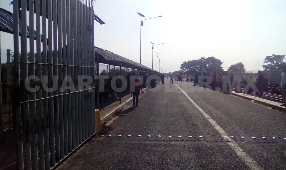 Migrantes inician plantón en puente
