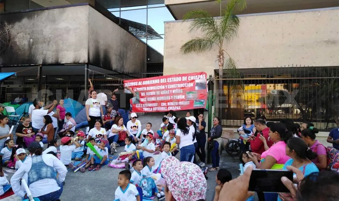 Niños reciben clases en salón de fiestas