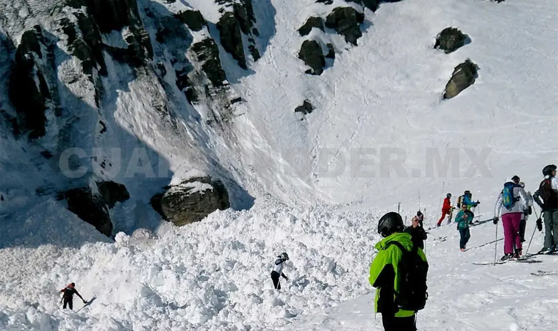 Avalancha cubre pista de esquí; al menos 12 personas enterradas