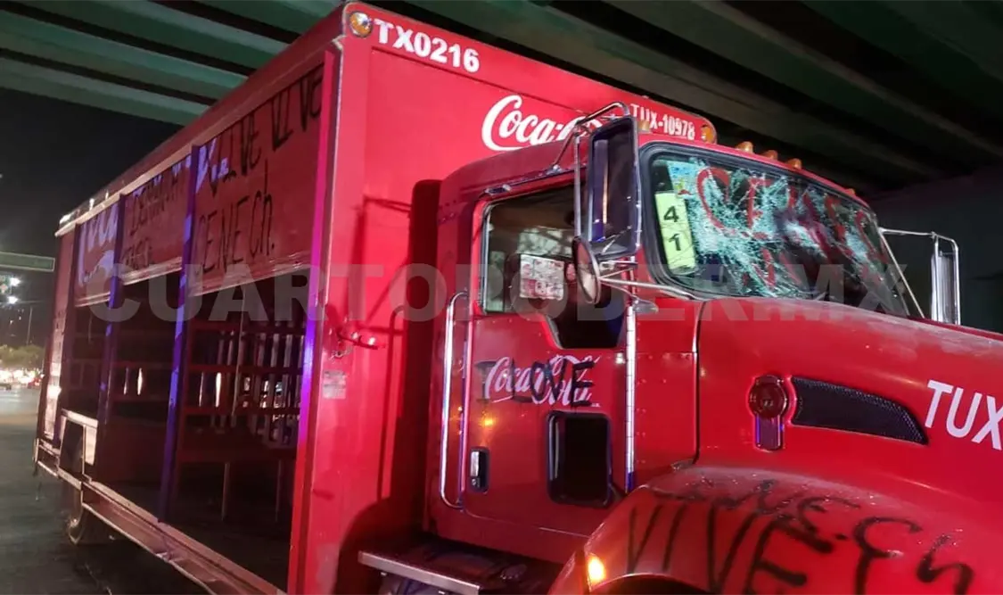 Normalistas secuestran camión y queman rejas